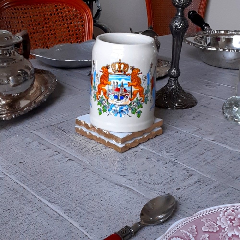 Munchen, Home of the Monks (Munich), Crest & Banners 5 1/4" Mug